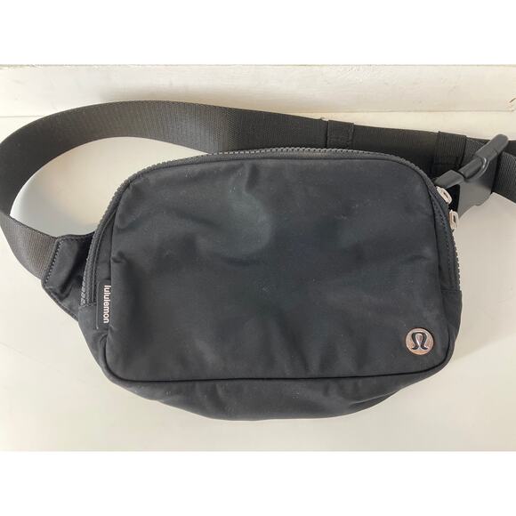 LULULEMON BLACK WAIST BELT BAG WITH GREEN SHOPPING TOTE - Picture 2 of 16